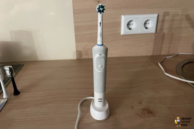 Rotating electric toothbrush.